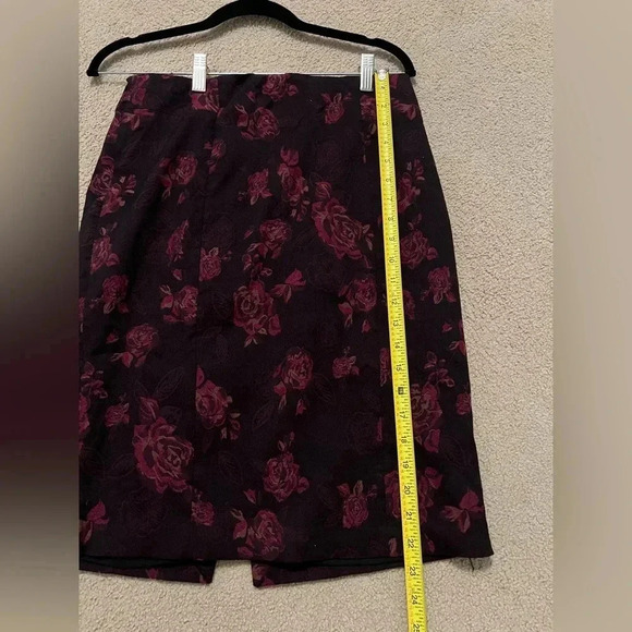 White House Black Market WHBM | Burgundy Floral Pencil Skirt | Size 6 - Picture 9 of 9